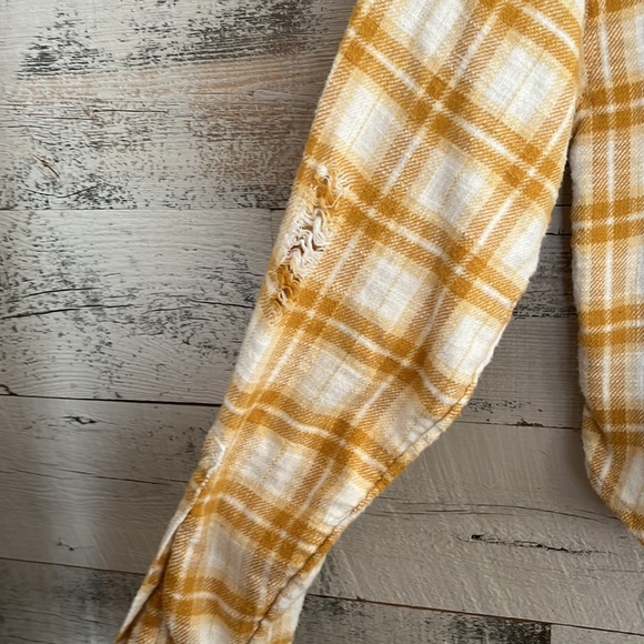American Eagle women’s cropped distressed flannel shirt. Size medium - Picture 5 of 5
